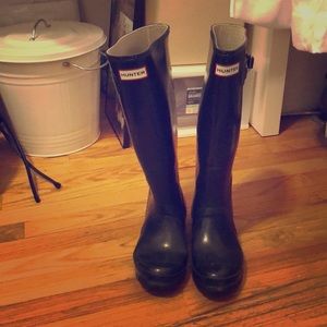 Black hunter boots